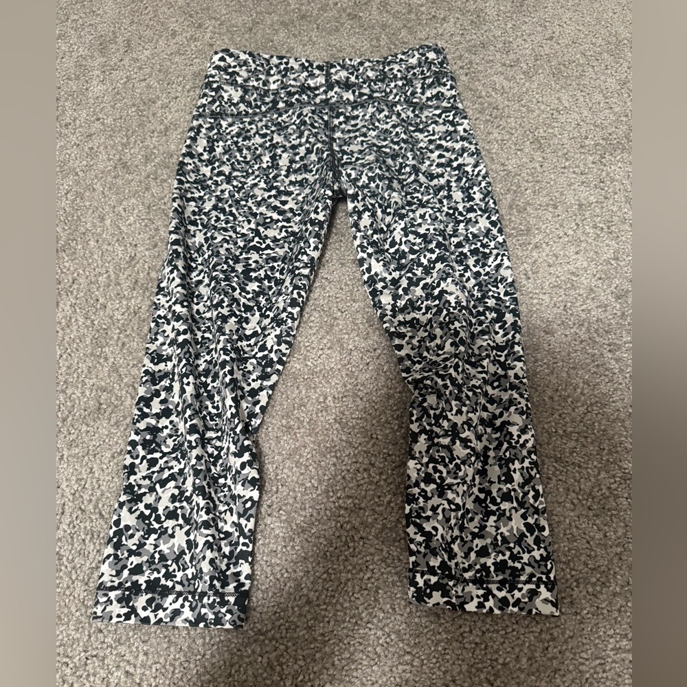 Under Armor workout pants, size small. Capri length